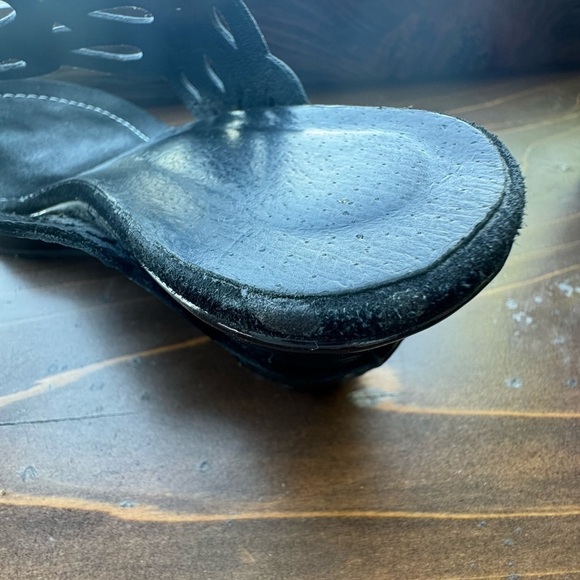 Donald Pliner Gustav Black Patent Leather Wedge Sandals Thong 6 heel cutout - Picture 8 of 9